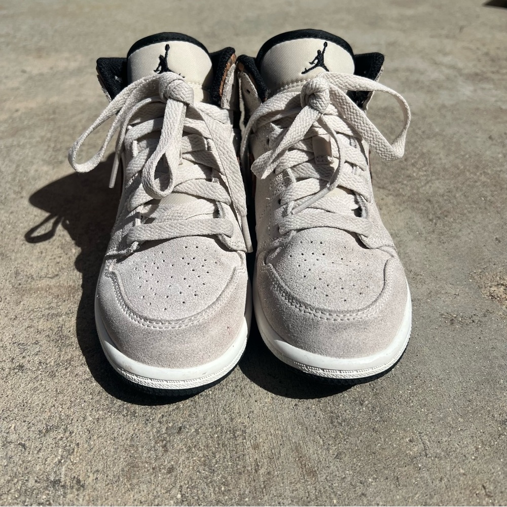 Air Jordan 1 Mid SE Sneakers Youth Kids 13 Shoes Brown Elephant DZ5370-102 - Picture 4 of 9